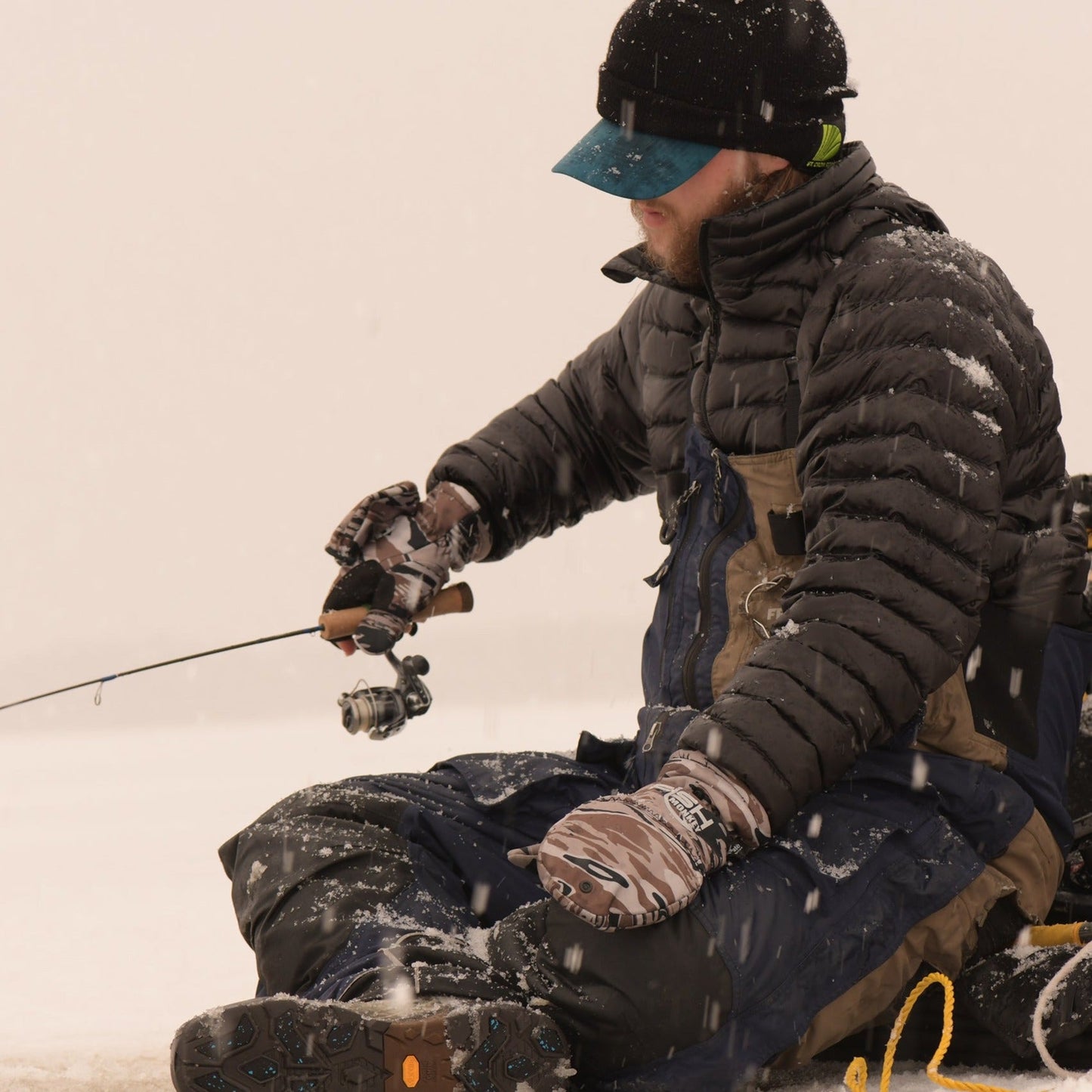 FM25 - Tundra Mitten (closeout style) 60% Off